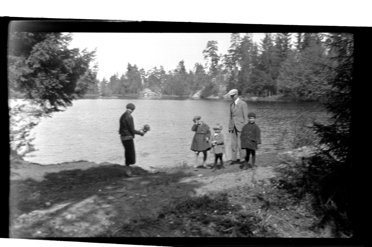 Familien Sundt på tur ved Tryvann i Oslo. Fra venstre Hilda, Julius, Rolf Jr., Rolf Sr. og Einar Aubert Hansen. Fotografert 1925.