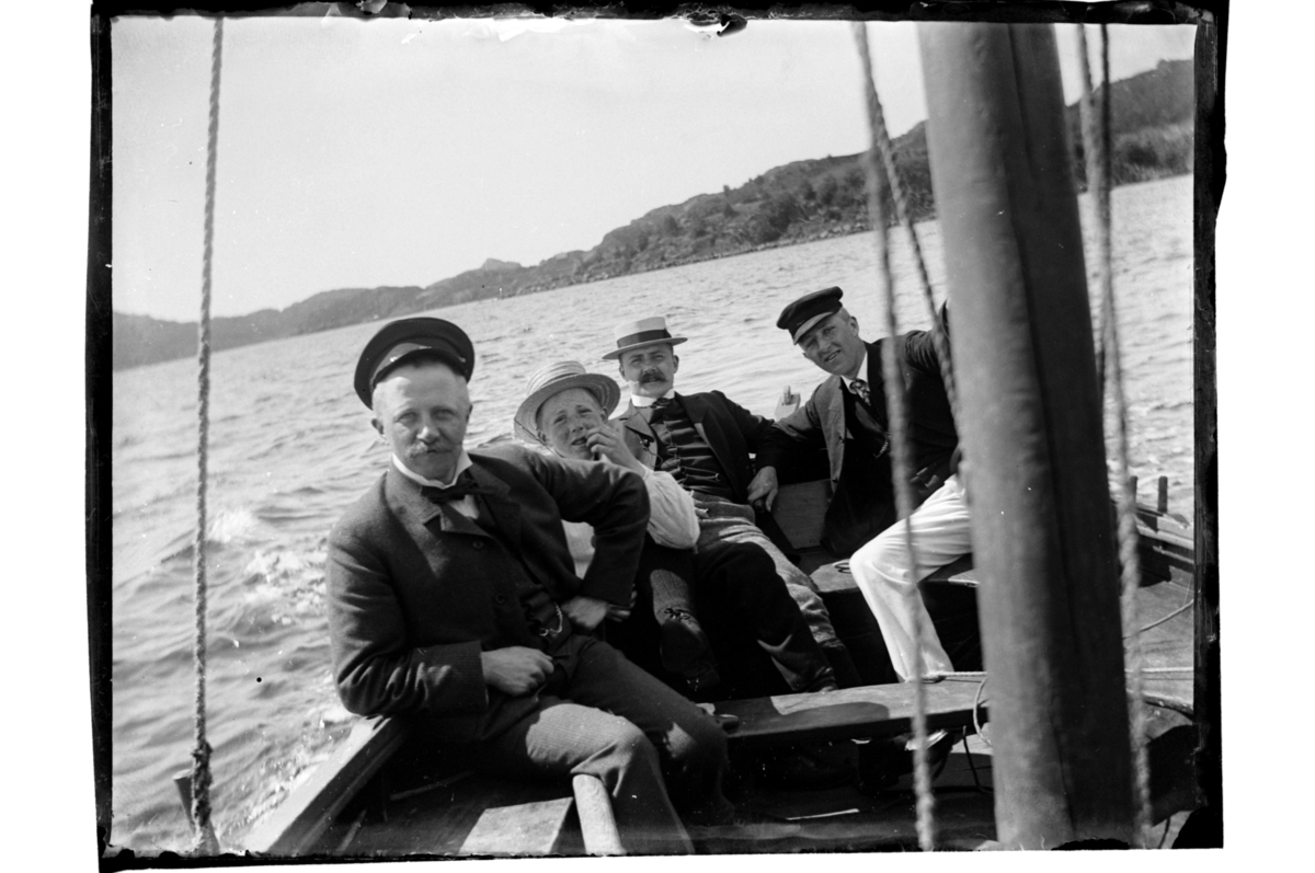 Brødrene Bjarne, Lauritz, Leif og Rolf Sundt Sr. i seilbåt ved Farsund. Antagelig fotografert i 1902.