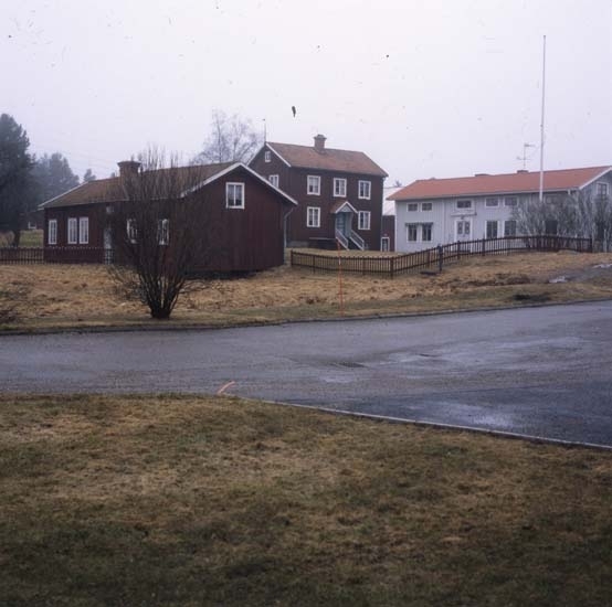 Olsvens gården i dimma i Fors, Norrala, maj 2001.