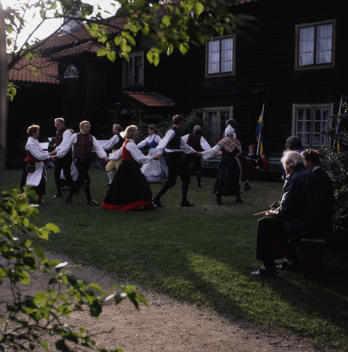 Nationaldagen i Bollnäs 6 juni 1999. Uppträdande av folkdansare vid Kämpens hembygdsgård.