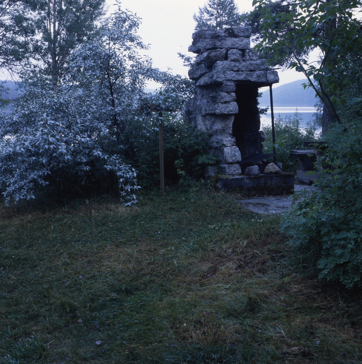 Den murade utegrillen vid stranden av Ängratörn, 1999.