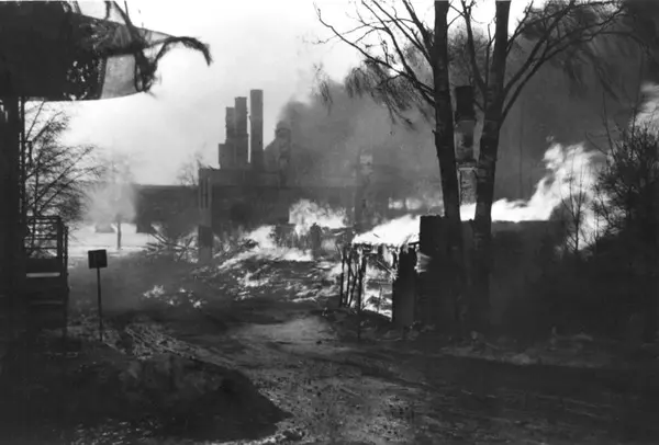 Østlendingen og Hotel Central i Gaarderbakken blir jevnet med jorden etter bombingen. Fotograf ukjent/ Glomdalsmuseets fotoarkiv.