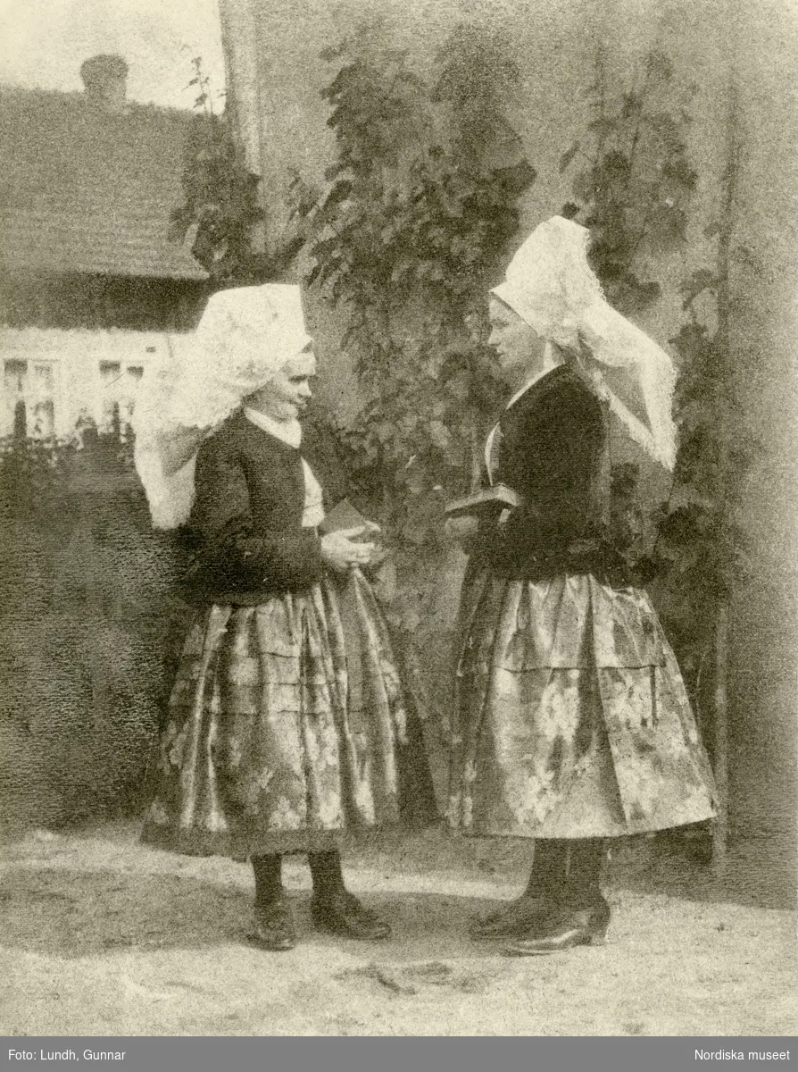 Spreewald, Tyskland. Kvinnor i sorbiska dräkter med vita huvudkläden