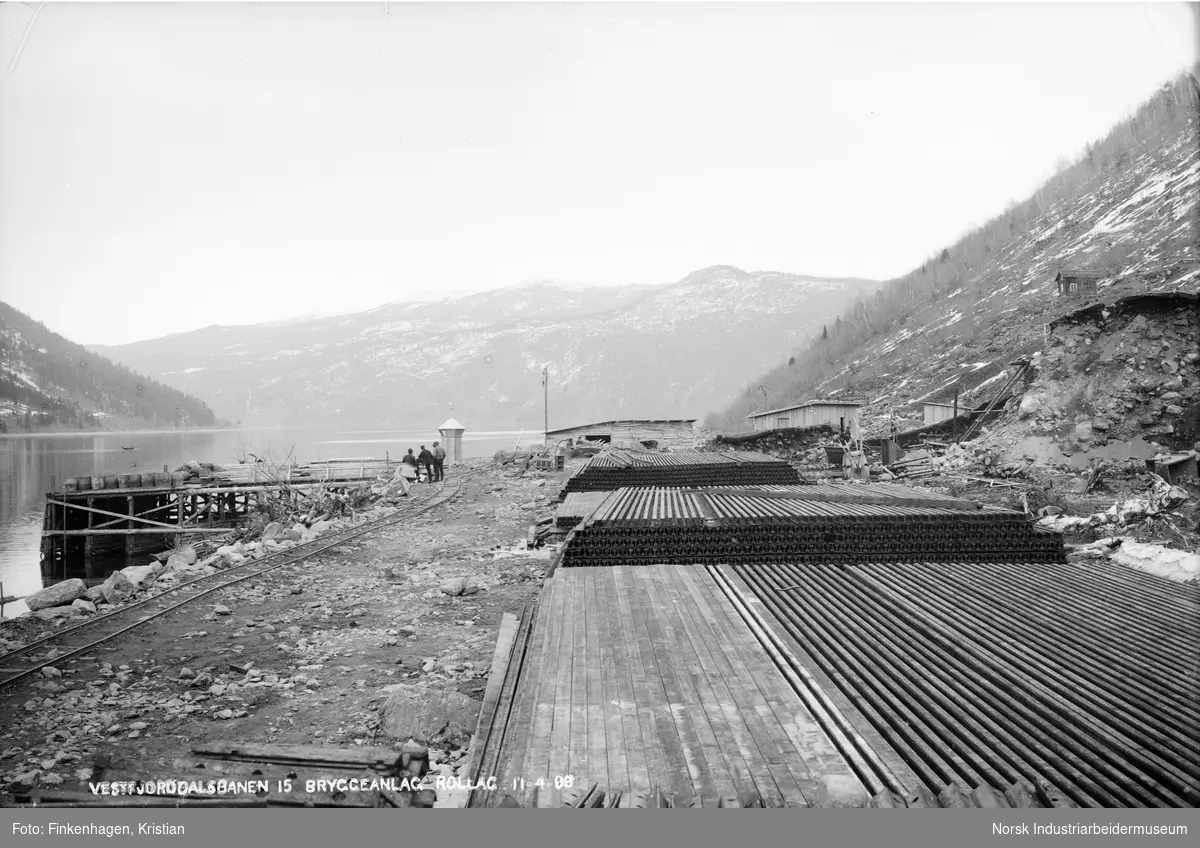 Stabler med jernbaneskinner på Mæl i forbindelse med utbygging av Vestfjorddalsbanen (Rjukanbanen).