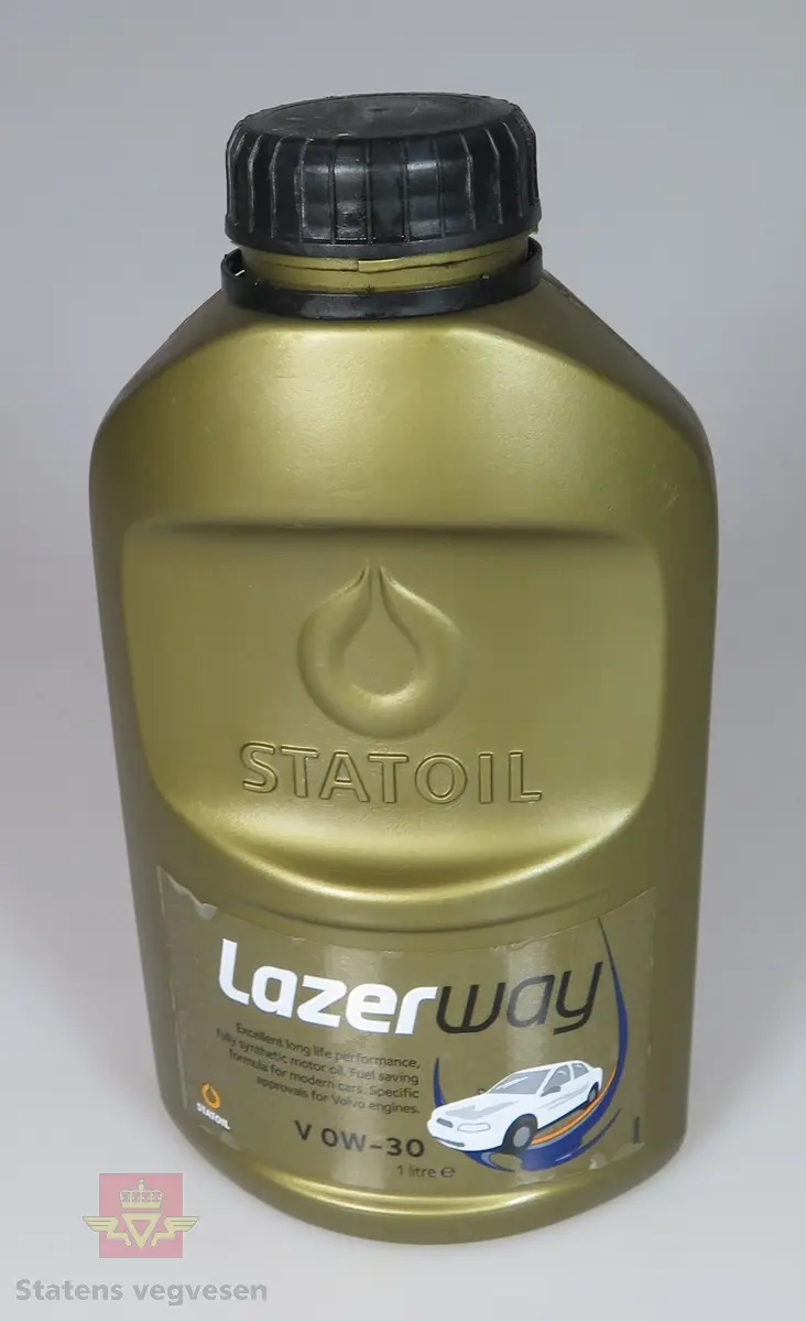 Tom plastflaske for 1 liter motorolje av typen Statoil Lazerway V 0W-30. Beige flaske med svart kork. Etikett på fram - og baksiden, som opplyser om innholdet.