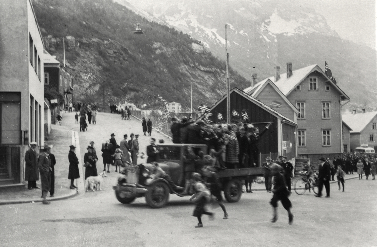 Fredsdagane i 1945 i Odda sentrum. 