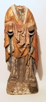 Stående Kristusbild med blåfodrad mantel i guld, vit livklädnad. Huvud och höger hand har gått förlorade. Polykromi jämförelsevis väl bevarad.
