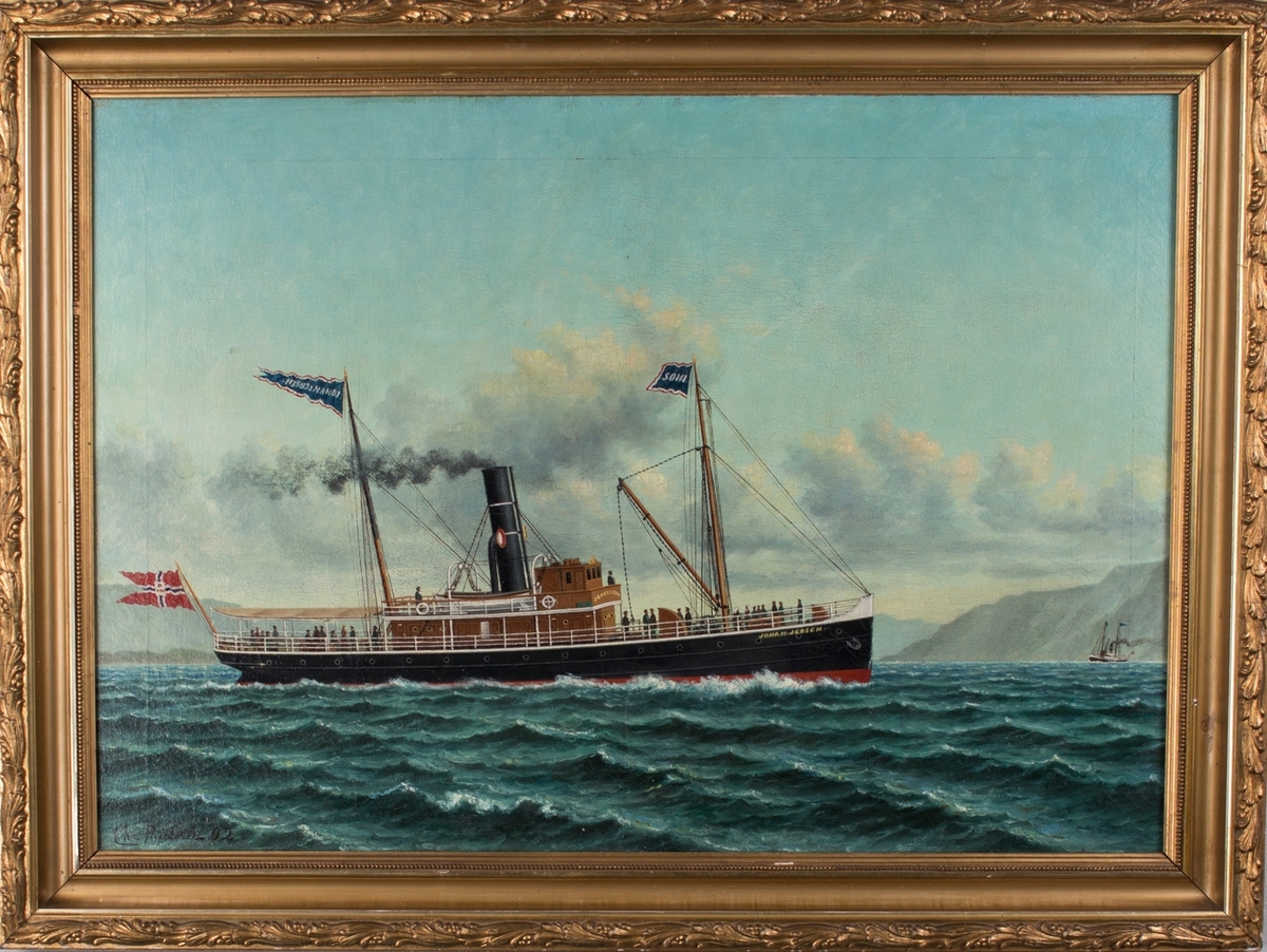 Skipsportrett av DS JOHAN JEBSEN under fart langs kysten. Fører postflagg akter. Ser mange passasjerer på dekk.