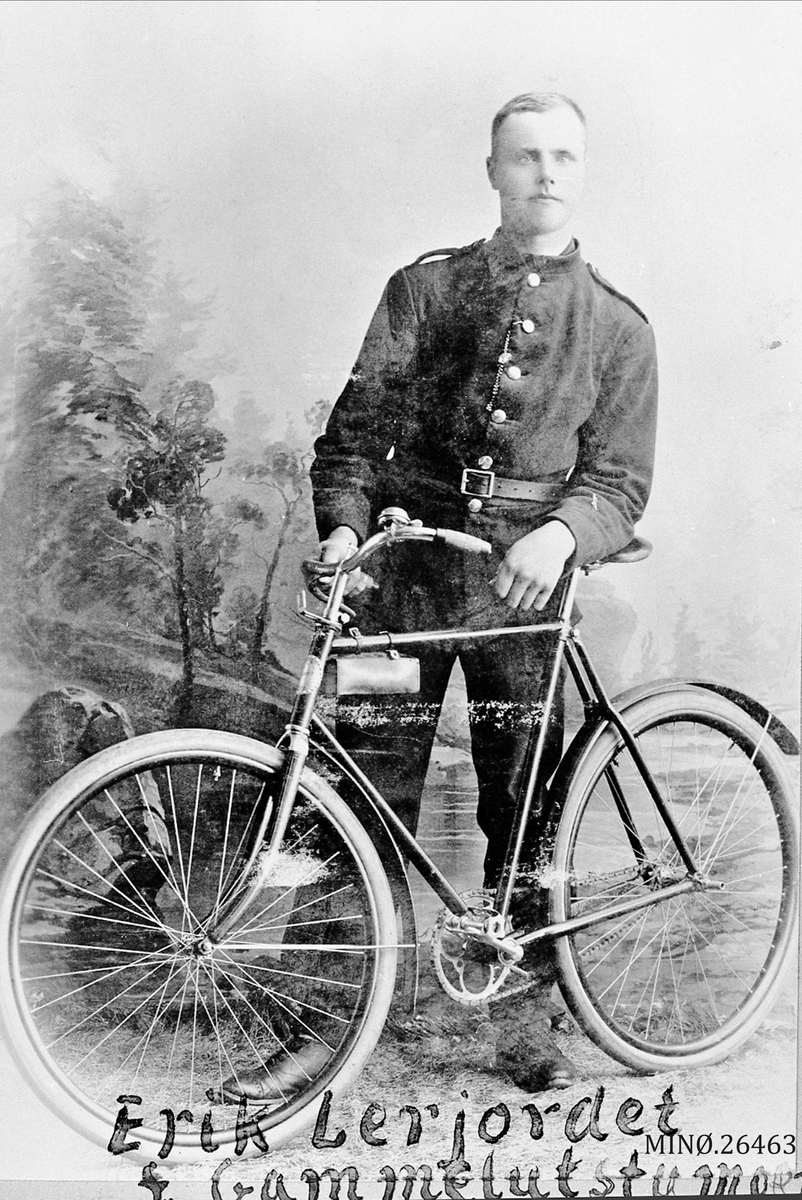 Person, sykkel, uniform. Erik Lerjordet f. Gammelutstumoen, i 1879