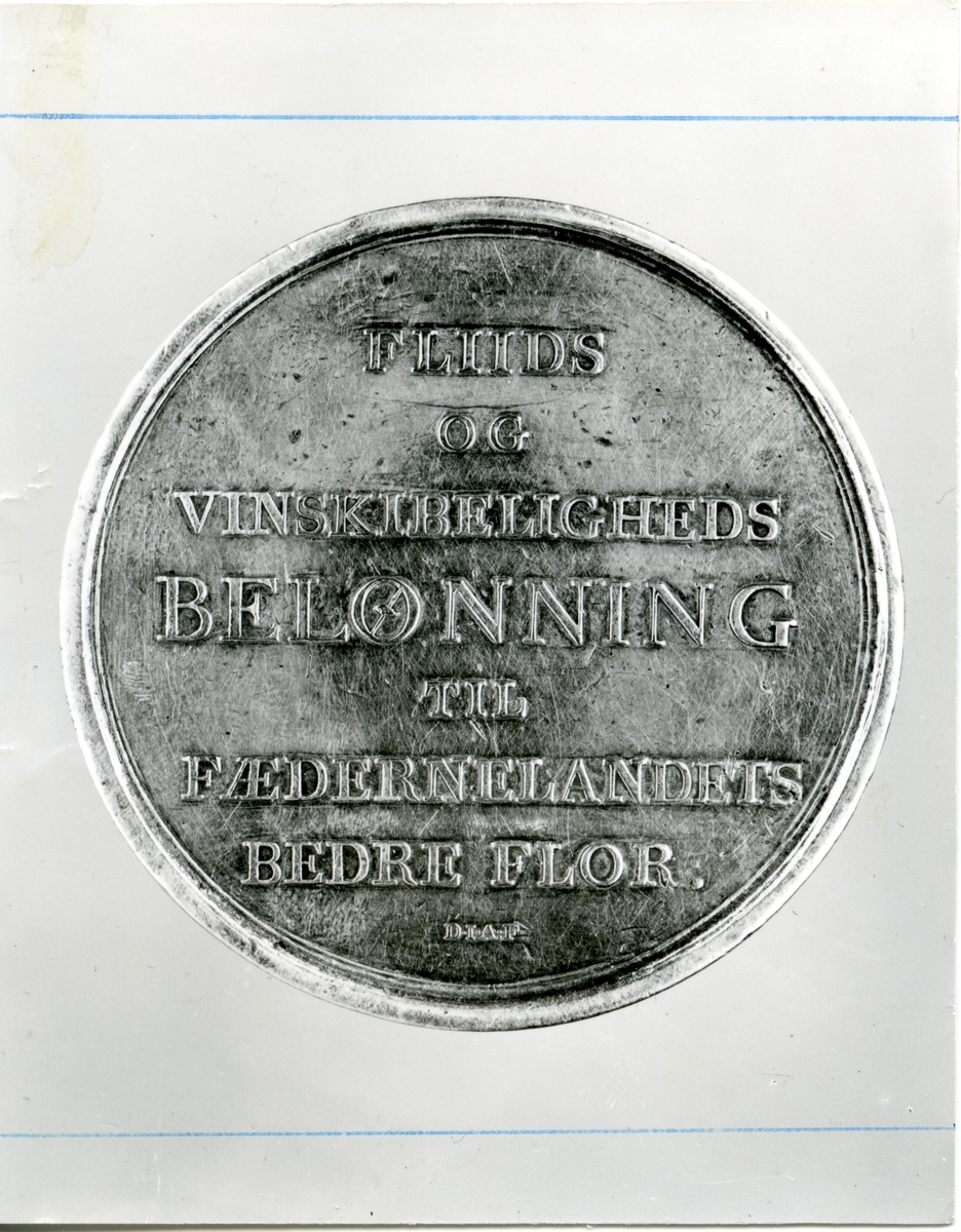 Medalje som Berte Marie Rødnes fekk for handarbeide