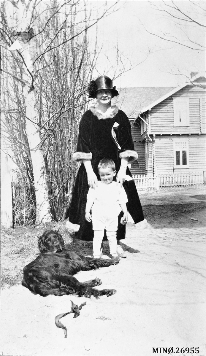 Kvinne og barn. 17. mai 1925