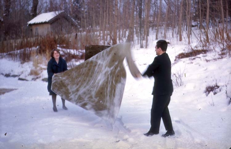 Februari 1963. Personalchefen (Inge Jacobsson) skakar mattor.