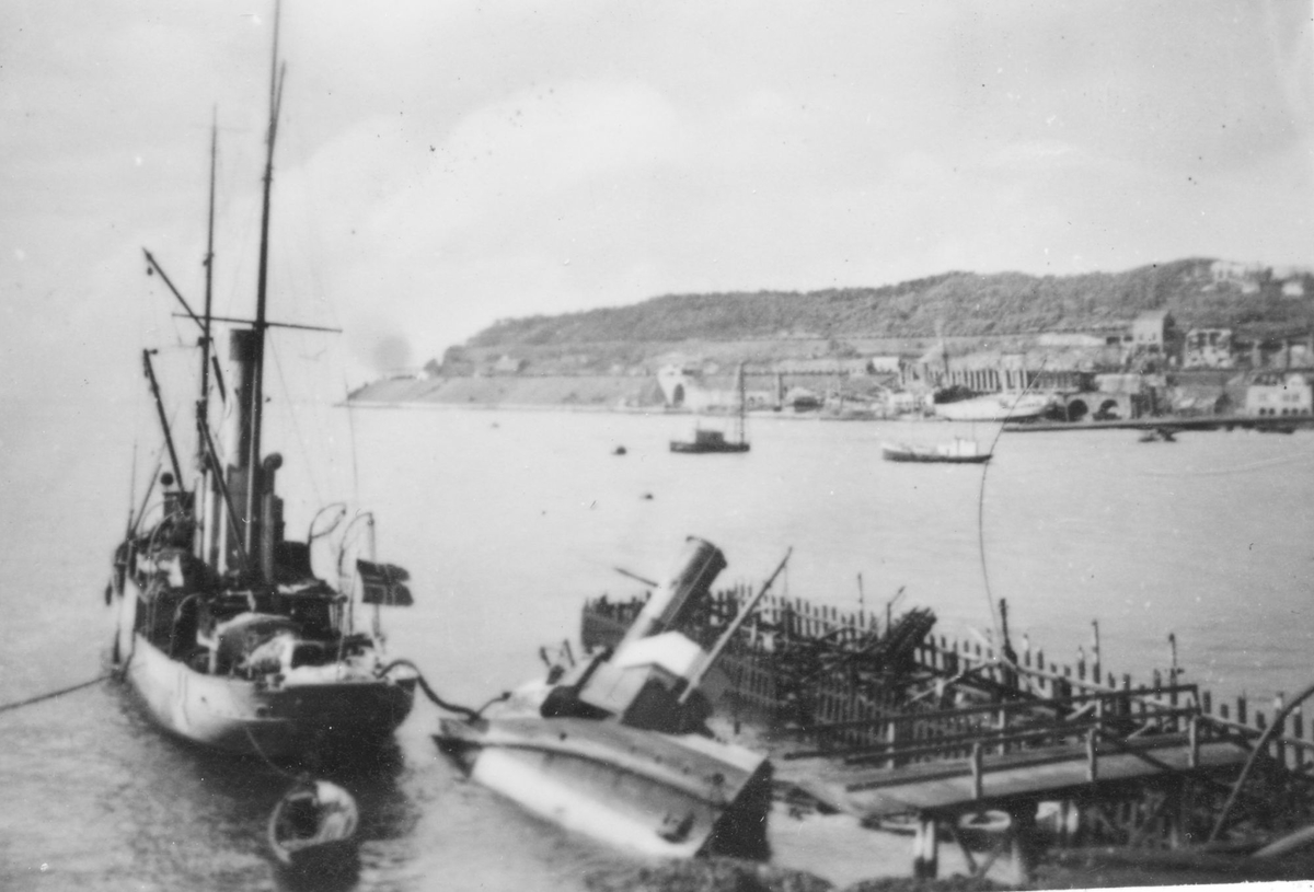 Bergingsdamper og skipsvrak på Narvik havn.
