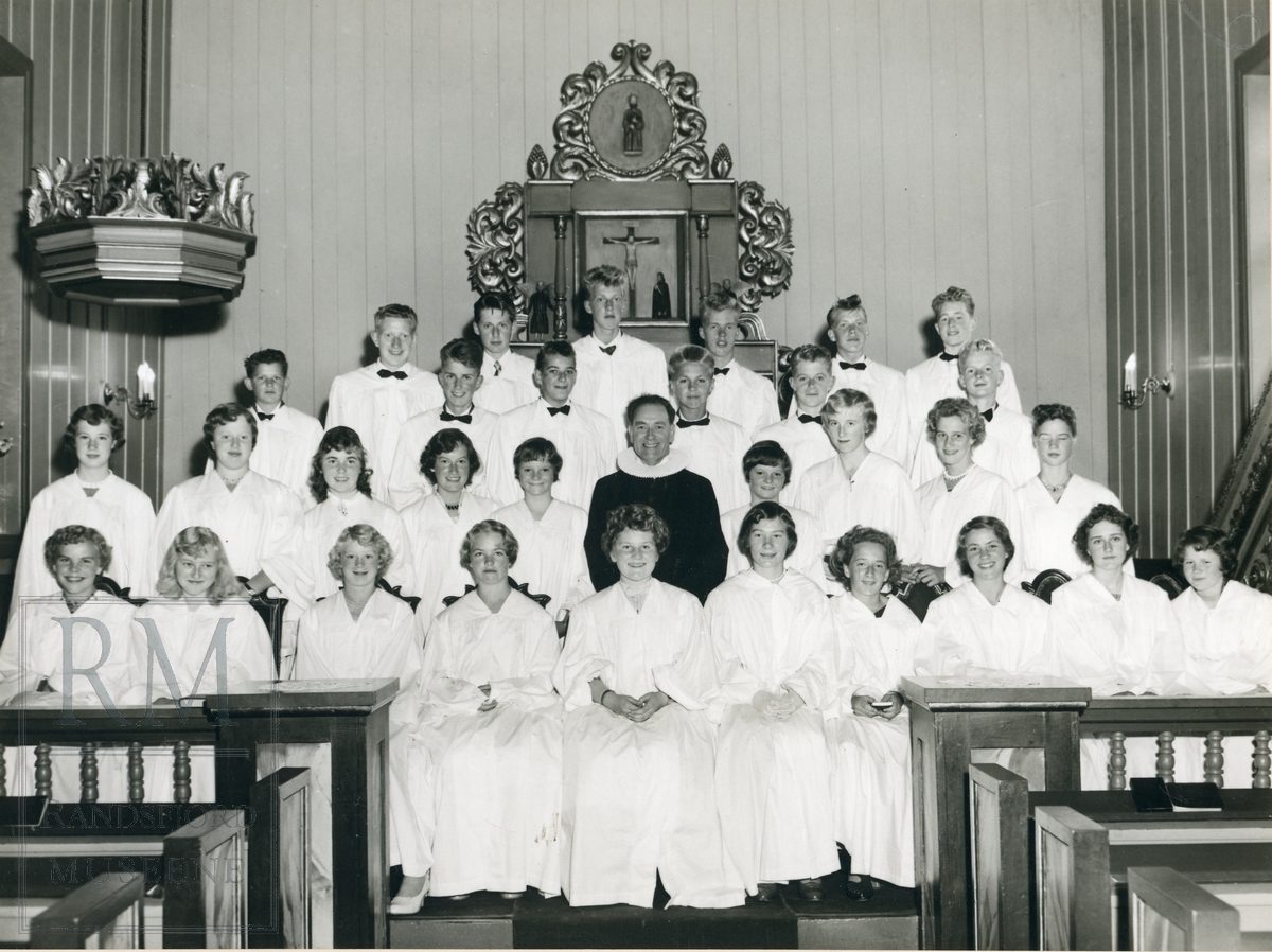 Konfirmasjon i Nes kirke 1958, konfirmanter og prest