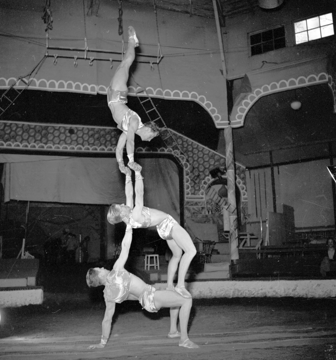 Furuviksparken invigdes pingstdagen 1936.

Cirkusbyggnaden Teater-Cirkus med cirka 600 platser, uppförd 1940.










