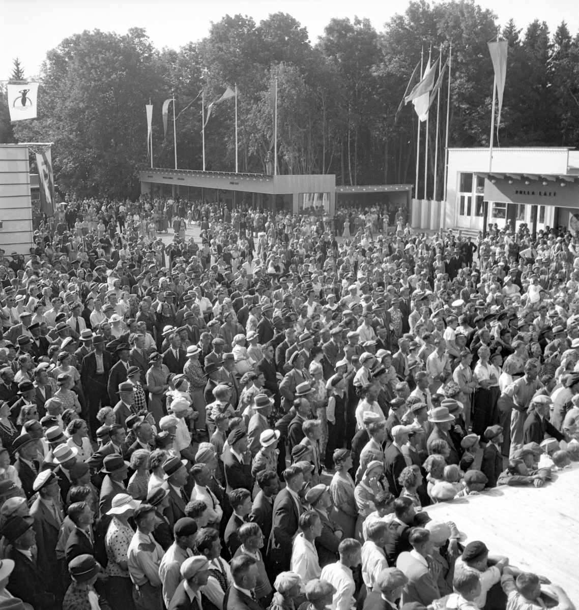 Furuviksparken invigdes pingstdagen 1936.

Nöjesfältet, badplatsen Sandvik och djurparken gjordes iordning.

Mycket folk vid scenen






