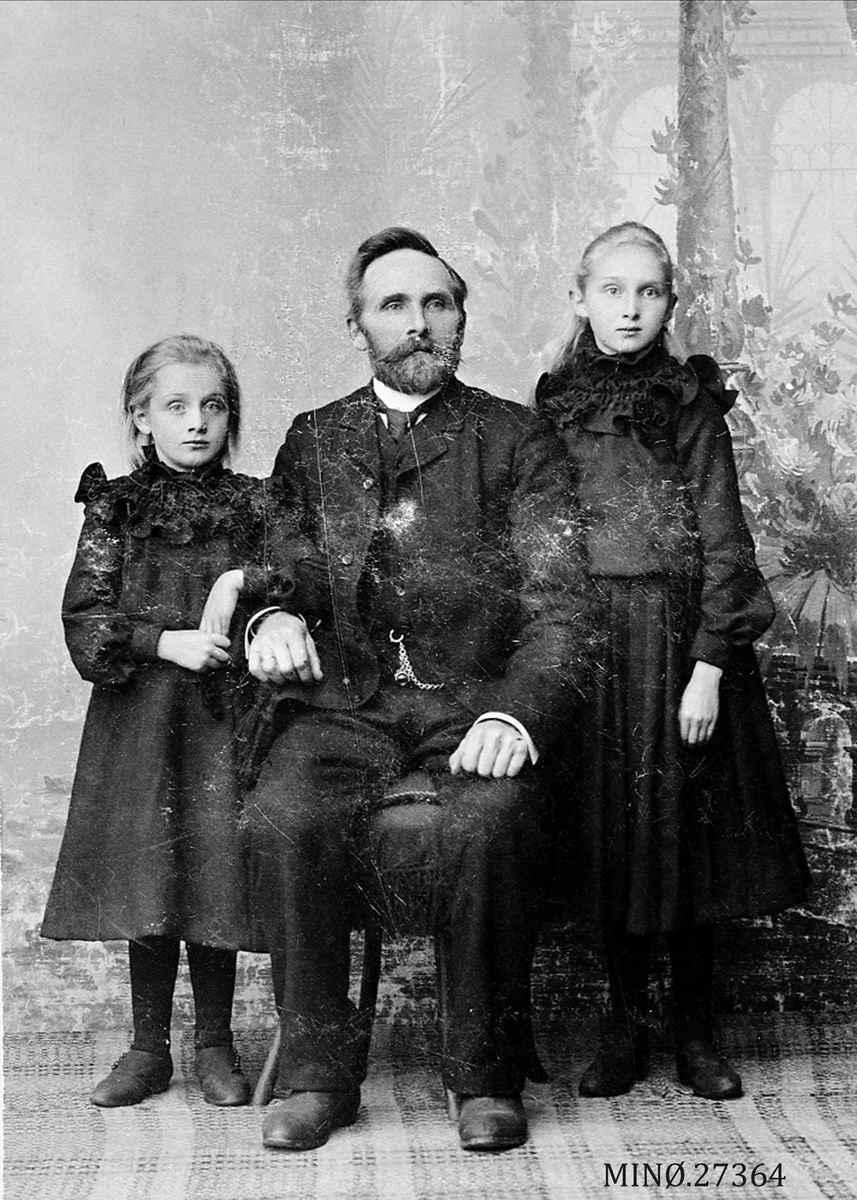 Morten Sandtrøen, barn: Marit f. 10/4 1893, Magnhild f. 13/8 1897