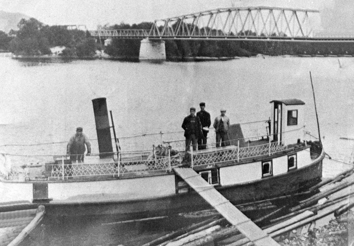 Foto fra 1905 eller 1906: Odølingen ved Skarnes brygge. Fra venstre: Ole Nesmyren, Lars Nilsen, Erik Tjagholen (fra Oppstad) og Ole Blådammen. Tjagholen var "dampskibsfører". Foto: Nils Fløtten.