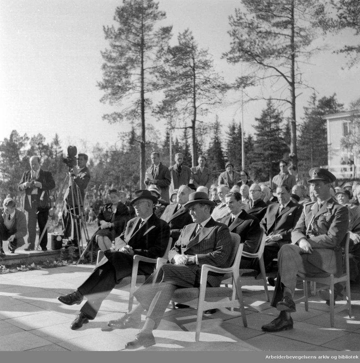 "Voksenåsen", Norges nasjonalgave til det svenske folk, innvies. Oktober 1960