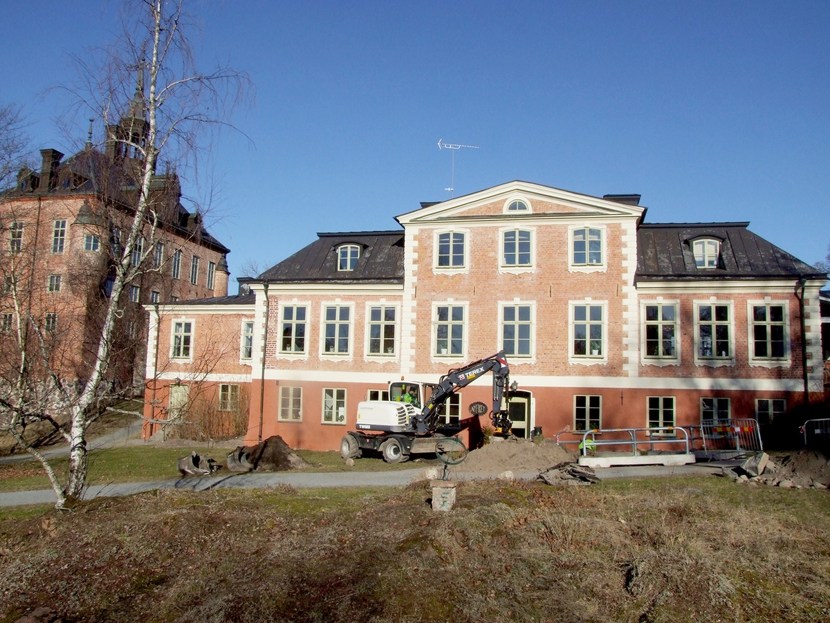 Arkeologisk utredning. förundersökning och schaktningsövervakning, grävning för dagvatten på Stenhusets södra sida, Viks slott, Balingsta socken, Uppland 2014-2015.