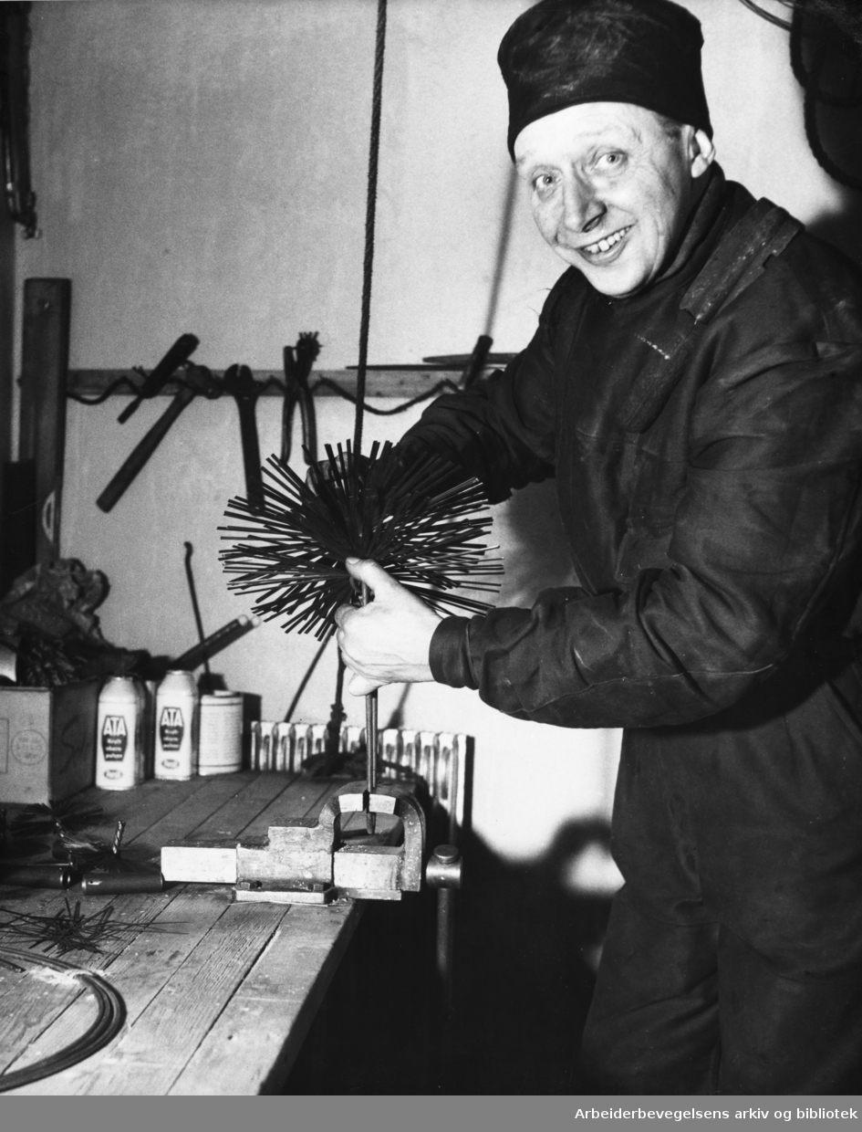 Formann i Feiersvennenes Forening, Birger Hansen, monterer kreisen av fjærstål i april 1955.