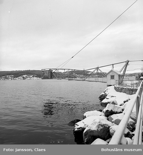 Enligt uppgift: "Hängbron med mäthuset norr om huvudbyggnad. I början av 1960-talet förstärktes hängbron och vajern och fick nuvarande konstruktion. Den första bron byggdes i slutet av 1930-talet".