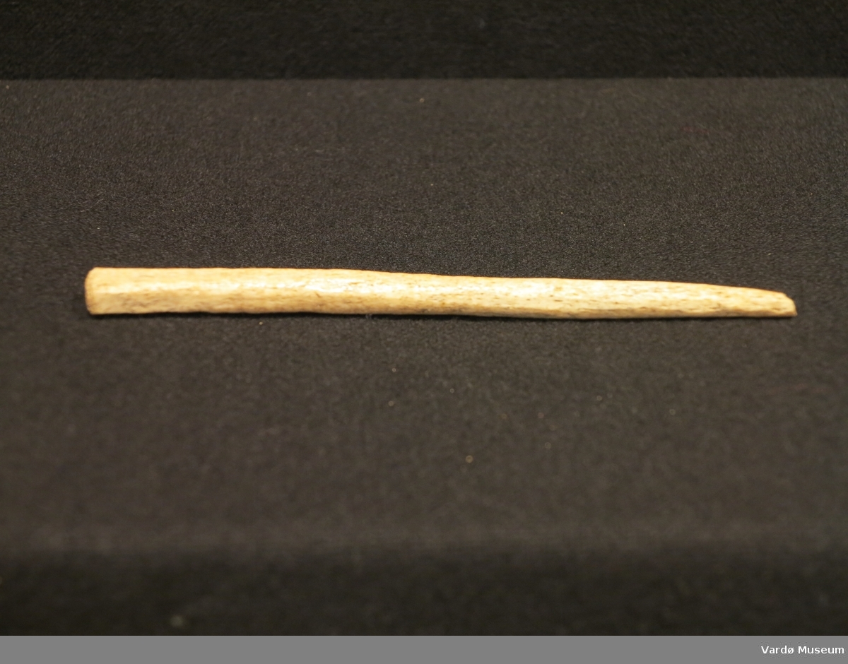 Merlespiker laget av bein, et redskap som brukes til å dele et tau som skal spleises.