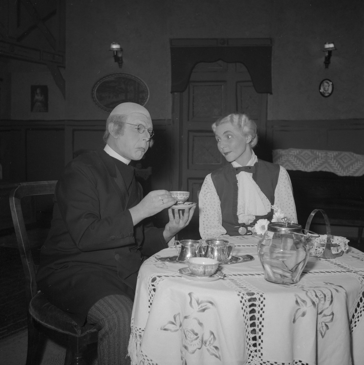 Narvik teaterlag. Arsenik & gamle kniplinger. Ester Jervan til høyre.