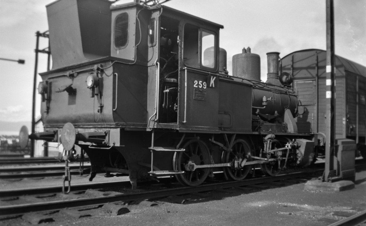 Damplokomotiv type 25a nr. 259 i skiftetjeneste på Trondheim stasjon.