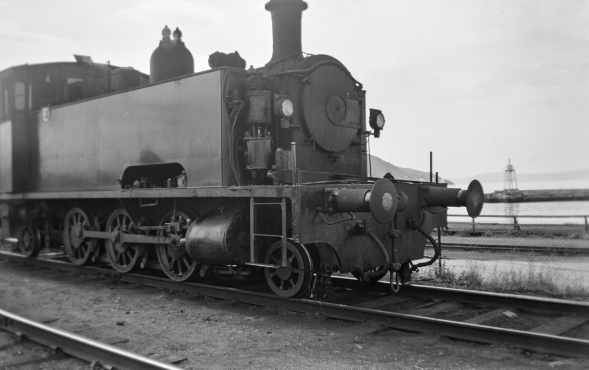 Damplokomotiv type 54a nr. 492 i skiftetjeneste på Trondheim stasjon.