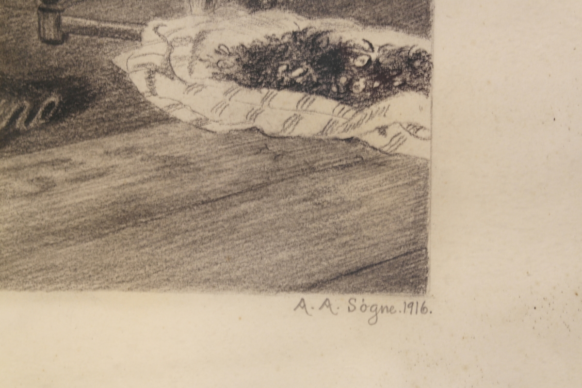 Blyanttegning i glass og ramme. Tegningen er laget etter en kopi av maleriet "Den lilles siste seng" av Amalia Lindegren. Rammen er i beiset og lakket tre. Den er rødbrun med forgyllet innerkant. Oppheng av to små jernringer og kraftig tau.