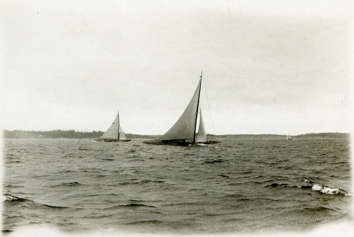 EBELLA och SINGOALLA under Sandhamnsregattan 6 augusti 1922.