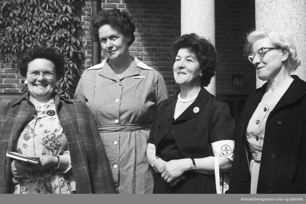 Utenlandske gjester på landsstevnet for husmorvikarer i Lillestrøm, september 1962. Fra venstre: Margareth Duncan fra Skottland, Barbara Hall fra England, deres vertinne Margit Aarmo og Queenie Laird fra Irland.