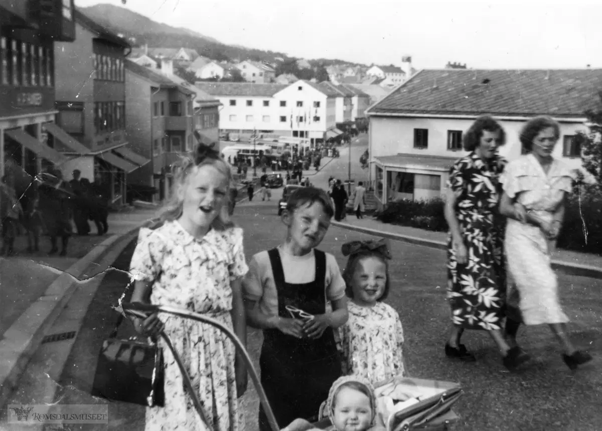 Inger Kristine Strand Skriver:.Bildet viser meg og mine søsken i finstas på vei til byen. Bildet må være tatt sommeren i 1951. Det må være tatt i forbindelse med ett eller annet arrangement i byen og ikke en vanlig hverdag.