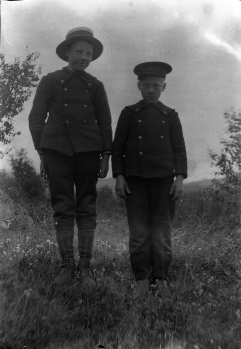 Rikard Berges fotoarkiv. Portrett av to gutter. Fotografert 1912.