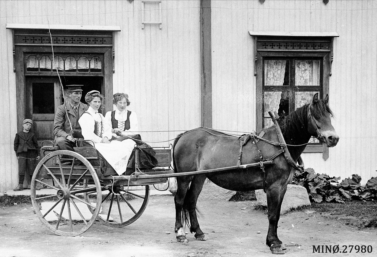 Rendøler i Alvdal - på Steien hotell. 
Torleif Bjøntegaard, f. 1885, Marie Bjøntegaard f. 1888 og Sigrid Helstad, f. 1888