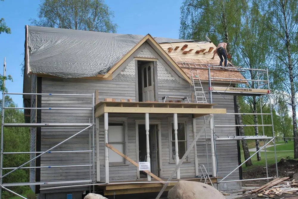 Bjørgohuset restaureres og sees her med stillaser på forsiden av huset