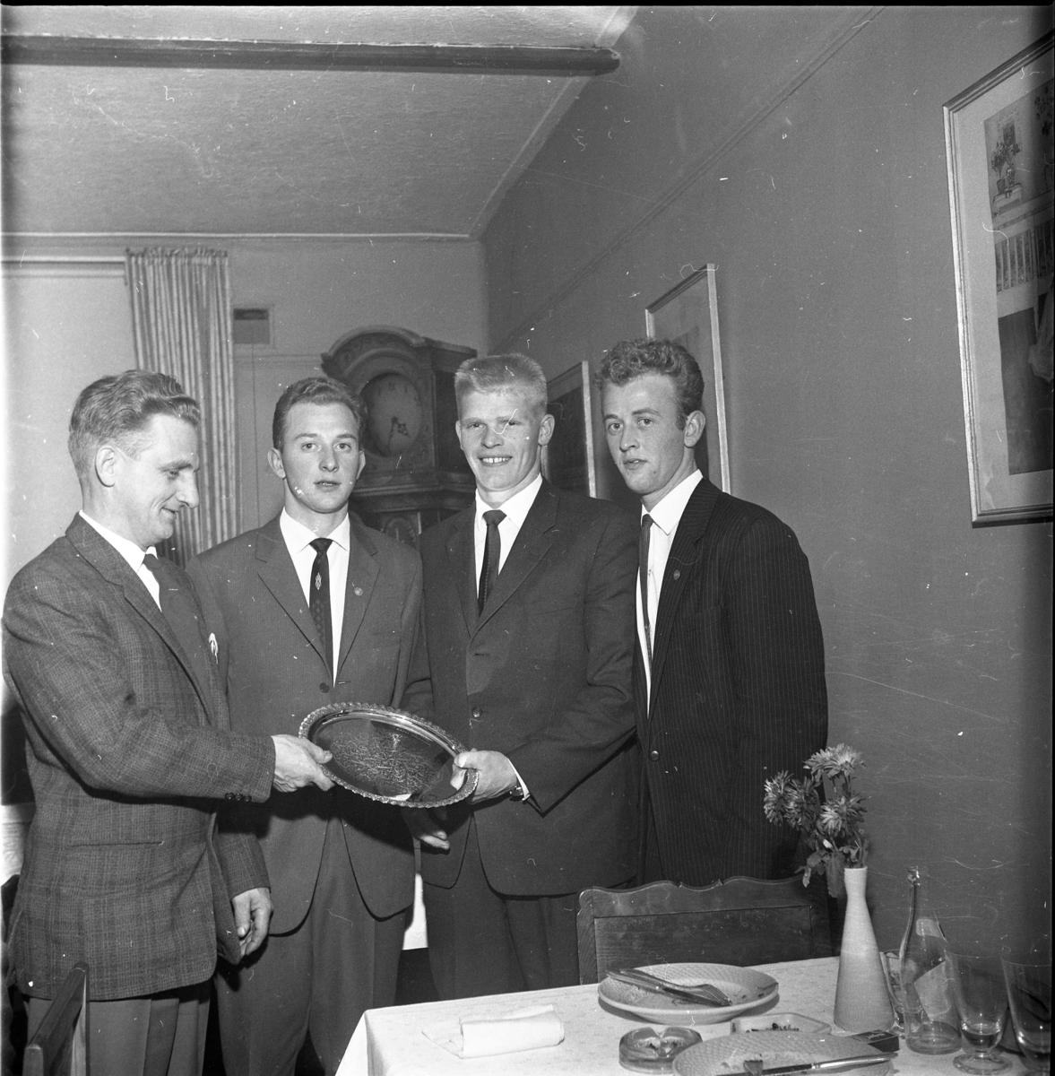 Troligen årsmöte för Ölmstad IS, november 1960. Troligen prisutdelning. Fr vänster Käll, Arvidsson, Elf och Arne Arvidsson.  Käll och Elf håller en rund bricka emellan sig.