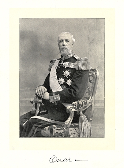 Tryck. 
Porträtt av Oscar II i generalsuniform med ordnar, sittande i karmstol i nyrokoko.
Autograf nedtill.