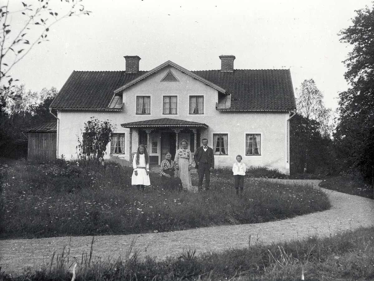 Familjen framför bostadshuset på gården Bredshult. - Kalmar läns museum ...