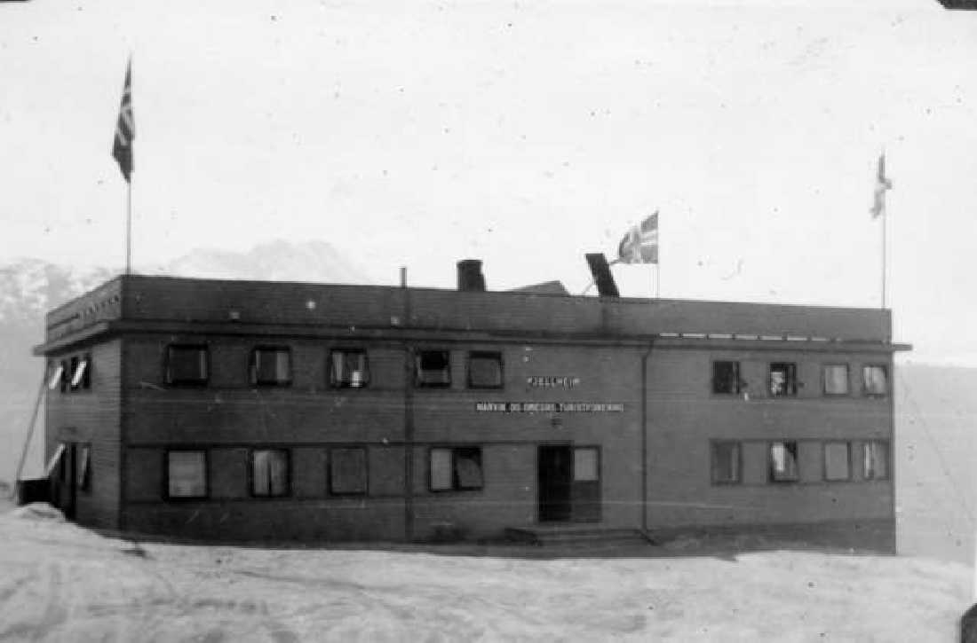 Fjellheim Restaurant etter påbyggingen i 1938. med skilt Narvikog omegn Turistforerning