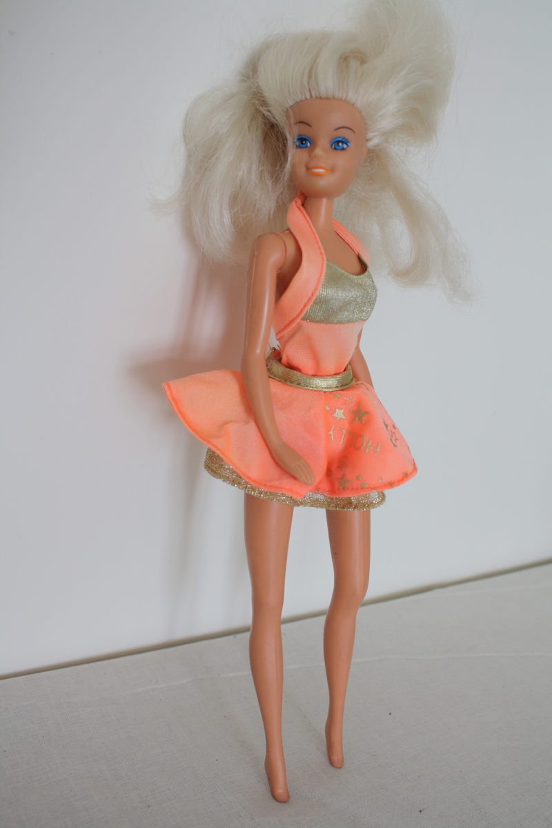 Barbiedukke, med oransje kjole i to deler. Body og skjørt, A til C.