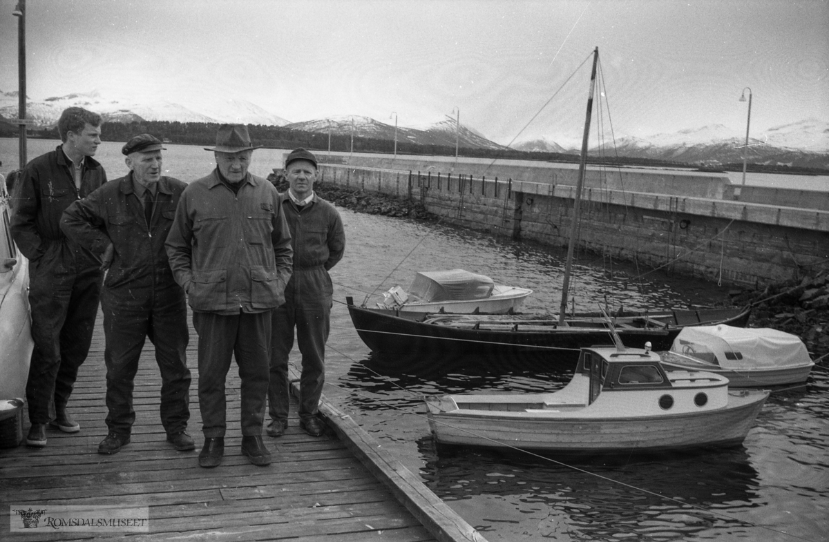 "april 1969".Båten står utstilt på fiskerimuseet, det er en stor torskegarnsbåt, opprinnelig hjemmehørende i Bud. .Bilde er trolig tatt i forbindelse med NRK-opptak til programmet «Hustadvikas nest siste vikinger», som ble laget i 1969.