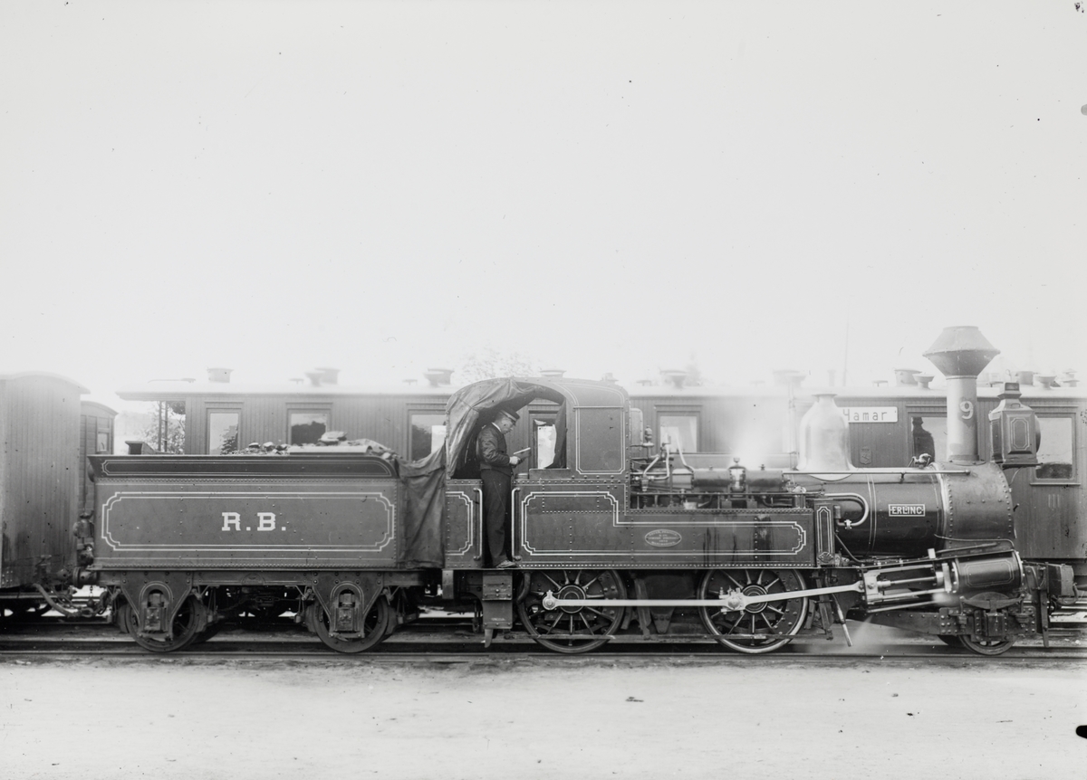 Smalsporet damplokomotiv type IX nr. 9 ERLING. Lokomotivet ble levert til Rørosbanen i 1874.