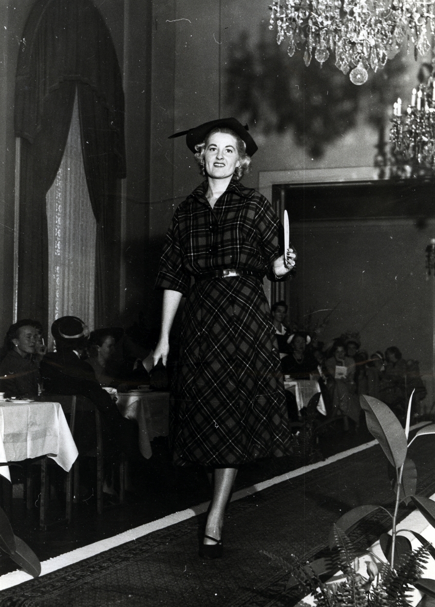 Modevisning i Kalmar på 1940-talet.