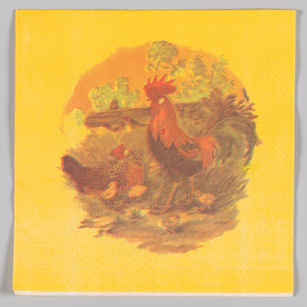 En hane og en høne med kyllinger i et landskap med en tømmerstokk og treer i bakgrunnen.