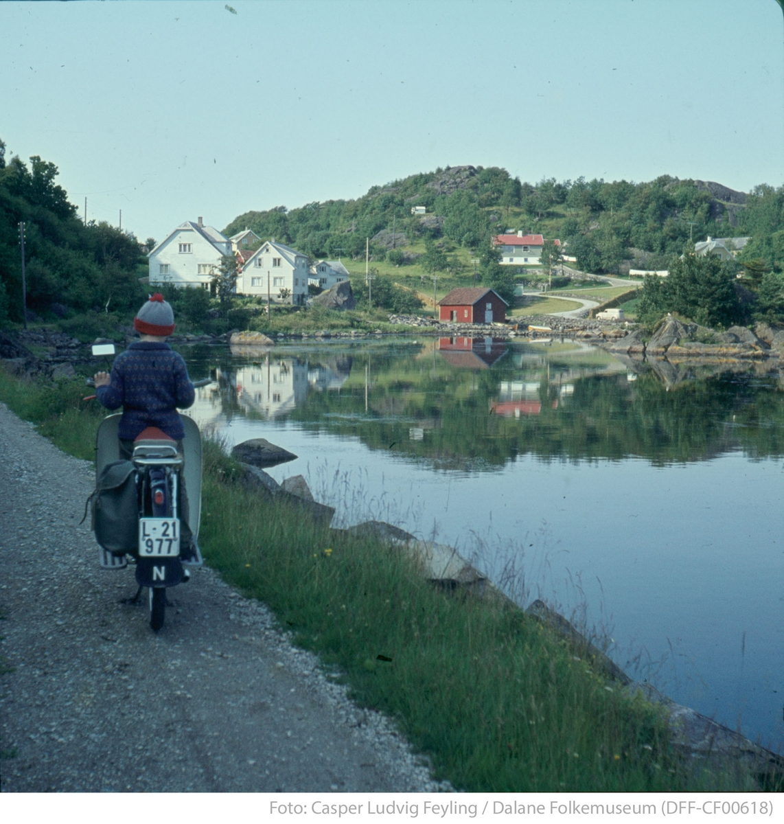 Gutt på moped ved Sundstø på Eigerøy