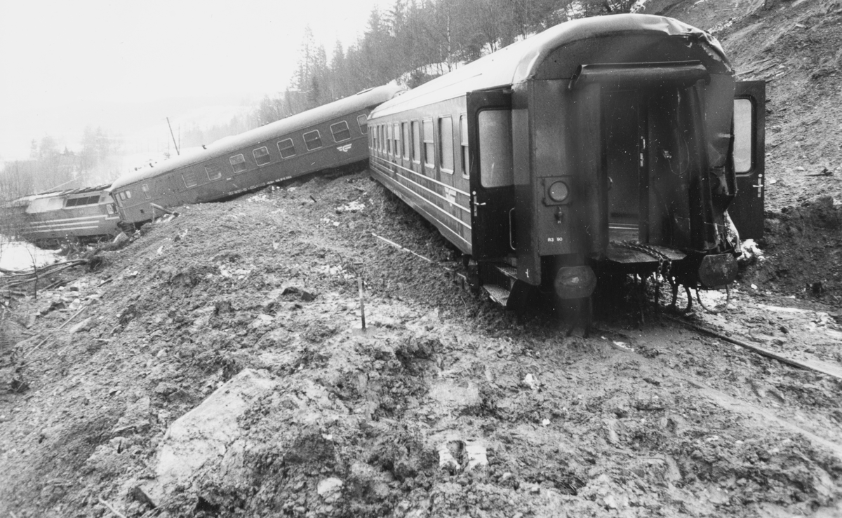 Nattoget fra Trondheim til Bodø, tog 455. har kjørt inn i et ras og sporet av nord for Mo i Rana. Toget ble trukket av  diesellokomotiv type Di 4 nr. 654.