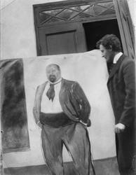 Edvard Munch med portrettet av Christen Sandberg.