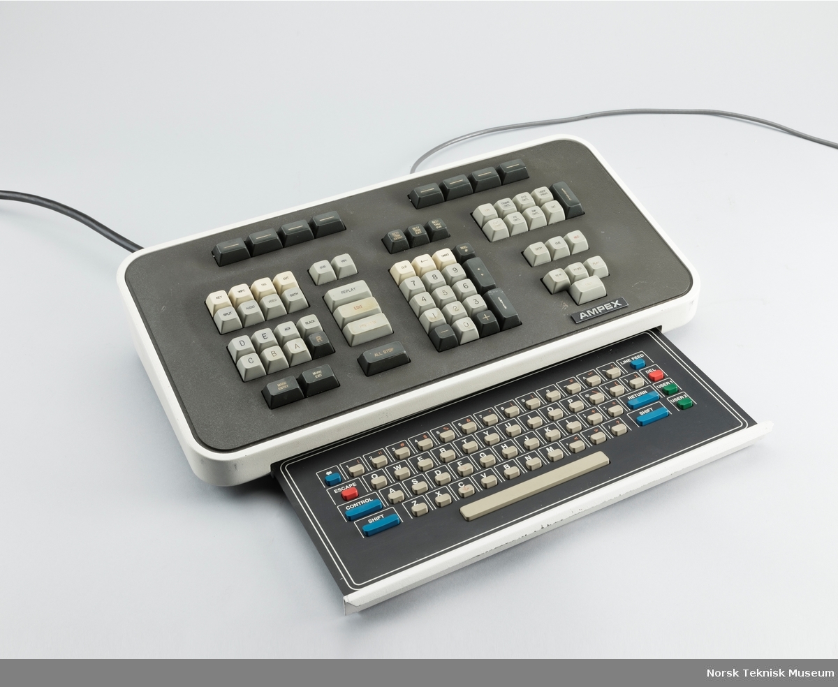 Kontrollpanel med tastatur, joystick og strømforsyningsenhet